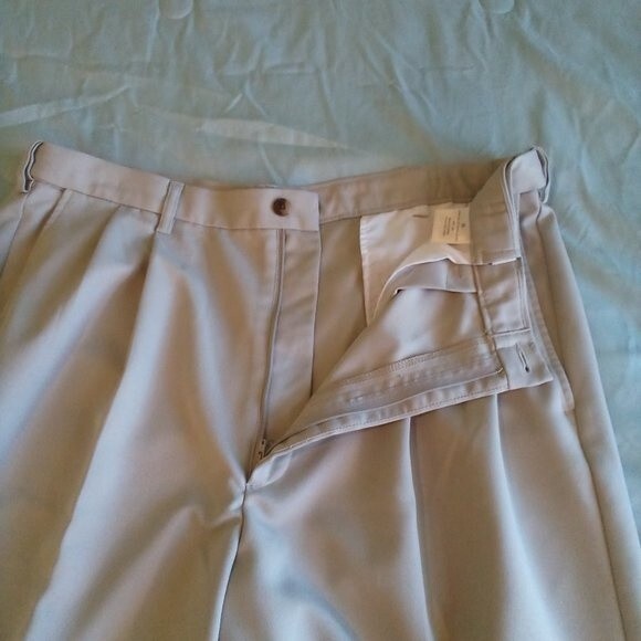 HAGGAR Khaki Dressy/Casual Pleated Lightweight Shorts, 100% Polyester, Size 38 - Picture 6 of 7